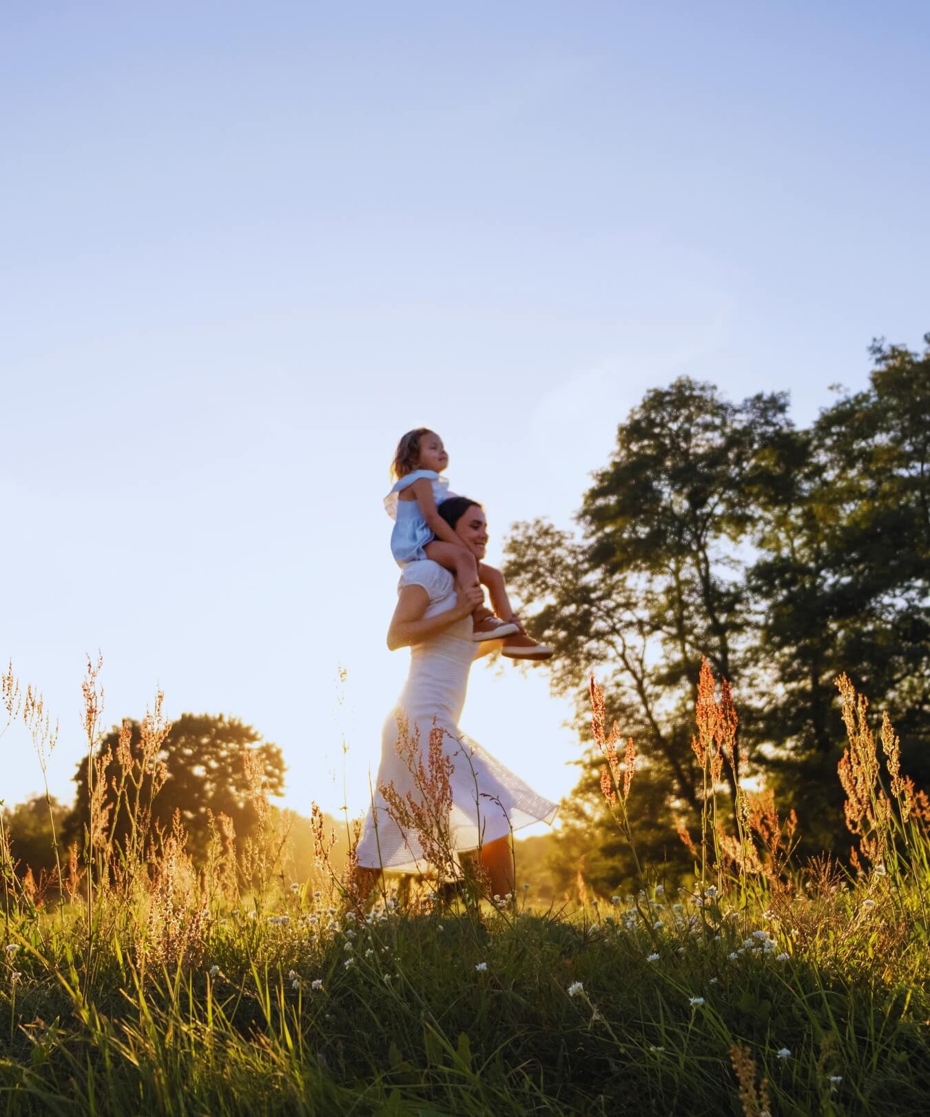 Mujer e hija disfrutando del jardín