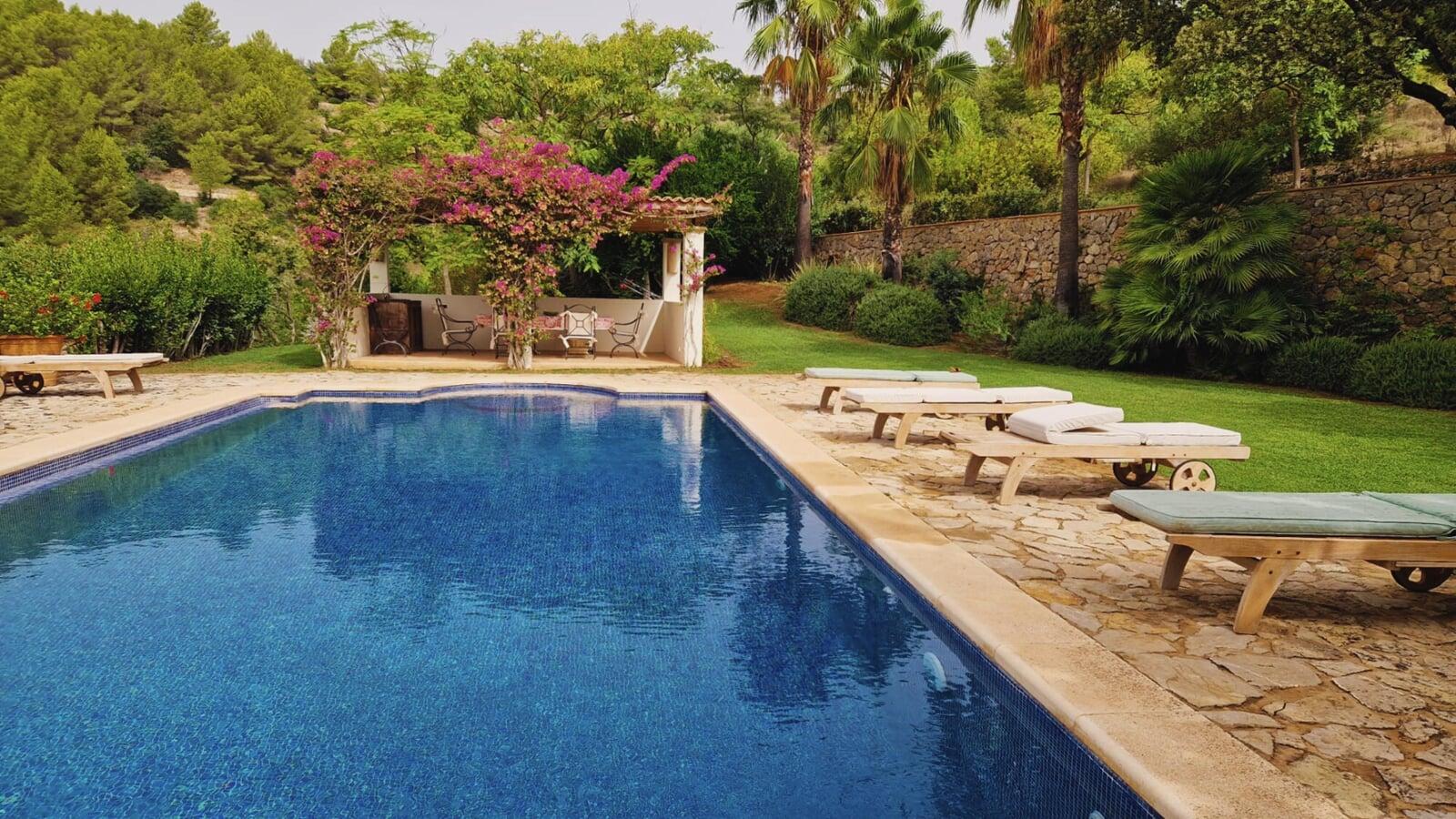 Piscina en medio de un hermoso jardín