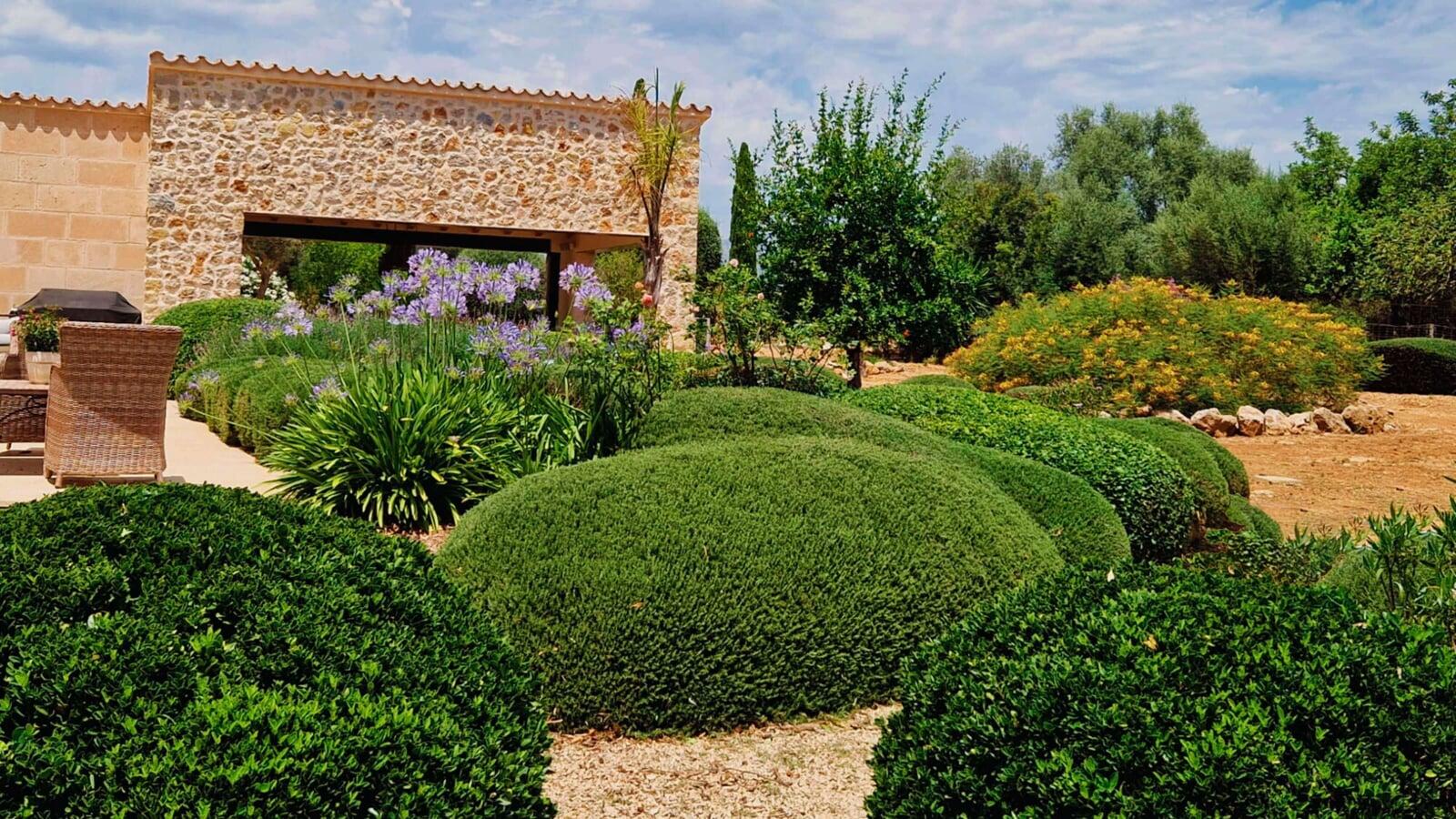 Casa y jardín mediterráneo